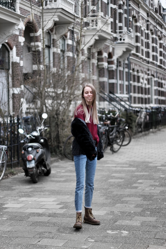 Outfit met tweekleurige Didi spijkerbroek bordeaux rode H&M trui zwarte bontjas en Dr martens Nijmegen
