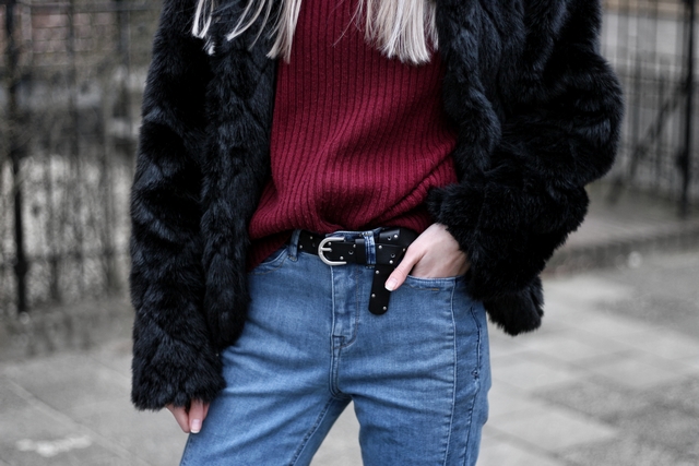 Outfit met tweekleurige Didi spijkerbroek bordeaux rode H&M trui zwarte bontjas en Dr martens Nijmegen