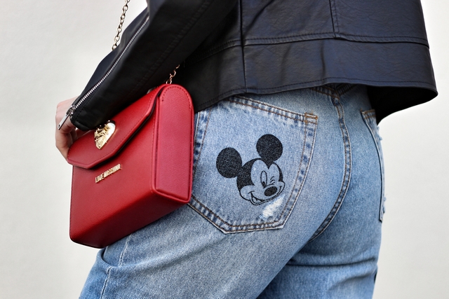 Outfit met Mickey Mouse mom jeans Disney broek H&M Nike Air Max zwarte Vila leren jas Love Moschino tas