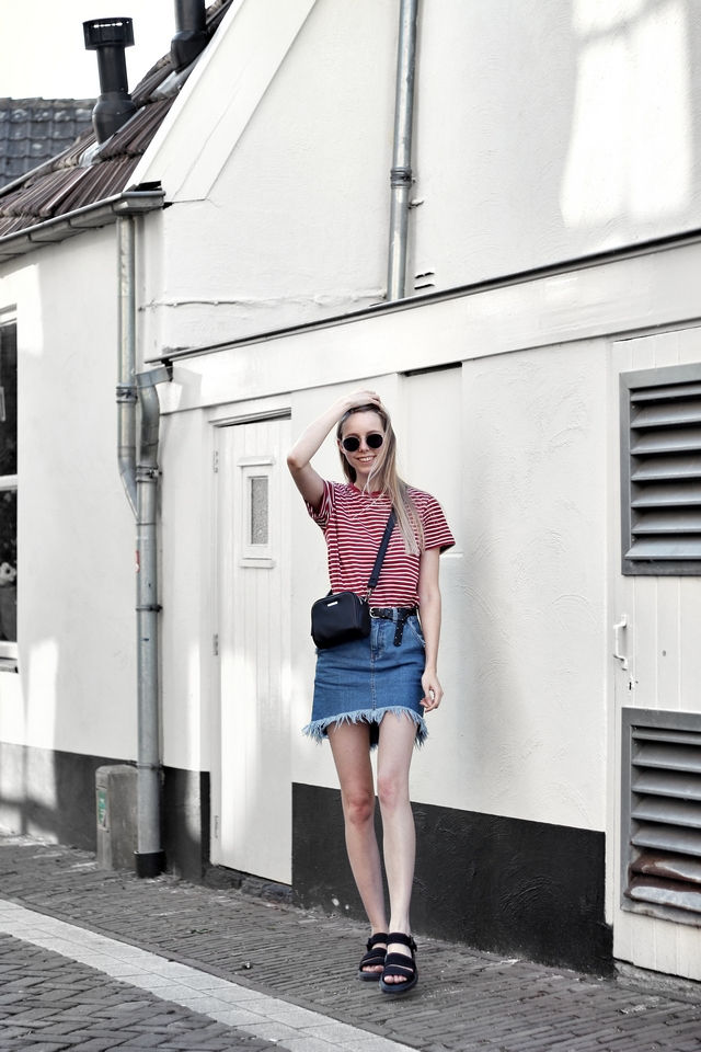 Outfit met rood gestreept shirt Forever21, Asos spijkerrok, Polette dean zonnebril, Dr. Martens Sandalen en C&A tas met dubbele rits