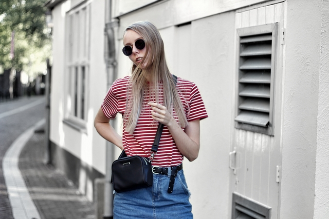 Outfit met rood gestreept shirt Forever21, Asos spijkerrok, Polette dean zonnebril, Dr. Martens Sandalen en C&A tas met dubbele rits