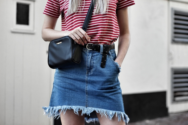 Outfit met rood gestreept shirt Forever21, Asos spijkerrok, Polette dean zonnebril, Dr. Martens Sandalen en C&A tas met dubbele rits