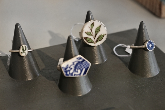 Hotspot Marlies Dinnissen Sieraden in Modekwartier Arnhem handgemaakte kettingen armbanden ringen oorbellen minimalistisch zilver keramiek edelstenen ontwerper