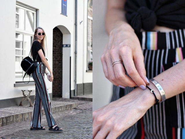 Outfit met wijde gestreepte palazzo broek en Gold Bandits armband witgoud bedel transparante polette zonnebril fluffy zachte Stradivarius rugzak Dr. Martens sandalen