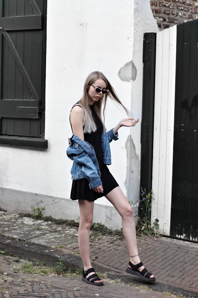 Outfit met retro Celine zonnebril van Polette minimalistische zilveren ringen Lucardi Juwelier Dr. Martens sandalen spijkerjas mode blogger