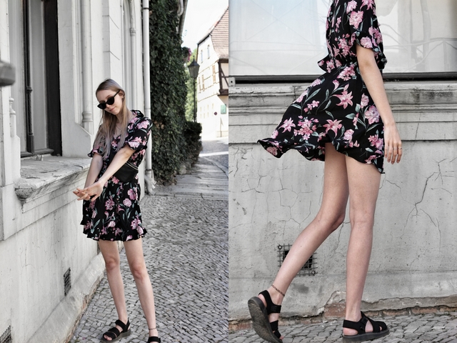 Outfit met zwarte My Jewellery wikkeljurk met roze bloemen polette cat eye zonnebril AliExpress buiktas bum bag chunky Dr. Martens sandalen mode blog