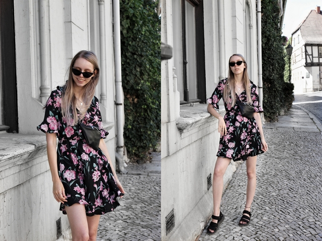 Outfit met zwarte My Jewellery wikkeljurk met roze bloemen polette cat eye zonnebril AliExpress buiktas bum bag chunky Dr. Martens sandalen mode blog