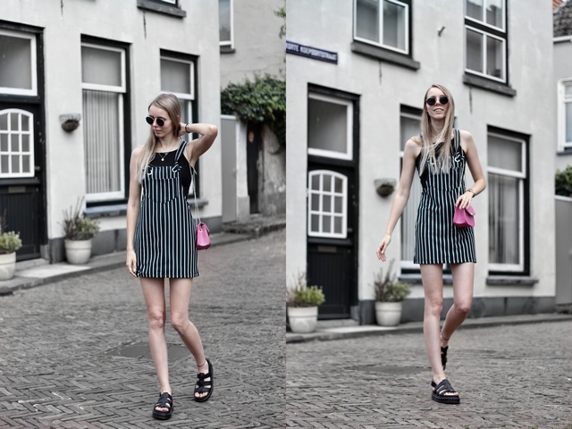 Outfit met chunky Yelena Dr. Martens sandalen via Footway schoenen webshop gestreepte overgooier jurk bershka mode blogger roze tas