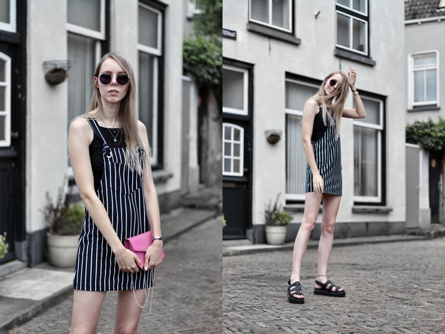 Outfit met chunky Yelena Dr. Martens sandalen via Footway schoenen webshop gestreepte overgooier jurk bershka mode blogger roze tas