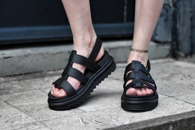 Outfit met chunky Yelena Dr. Martens sandalen via Footway schoenen webshop gestreepte overgooier jurk bershka mode blogger roze tas