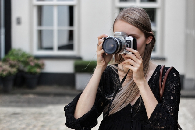 Outfit met ronde rieten tas uit Valencia zwarte kanten Boohoo jurk chunky sandalen met plateau zool Dr Martens analoge camera mode blog Gelderland