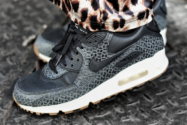 Outfit met Invito leopard broek Primark gestreepte crop top Aliexpress crossbody buiktas Nike Air Max 90 sneakers mode blog