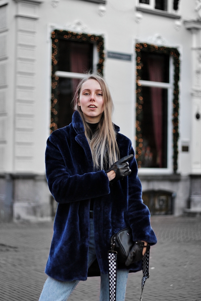 Outfit met leren touchscreen handschoenen van Napogloves en blauwe Zaful faux fur jas bontjas kimomo Monki jeans bullboxer biker boots blogger streetstyle Arnhem