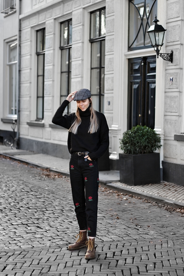 Outfit met geruite Action flat cap zwarte gebreide nakd coltrui roosjes rose jeans zara bruine Dr Martens Shoeby riem met studs