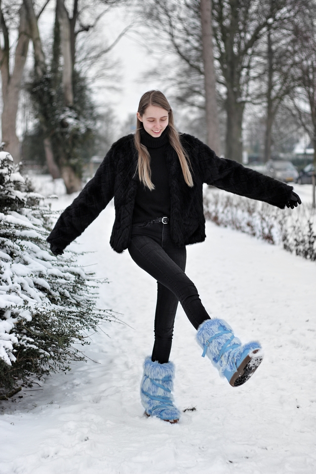 Outfit met blauwe fluffy sneeuwlaarzen snowboots met imitatiebont zwarte winter outfit mode blogger sneeuw inspiratie