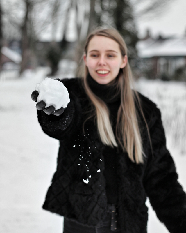 Outfit met blauwe fluffy sneeuwlaarzen snowboots met imitatiebont zwarte winter outfit mode blogger sneeuw inspiratie