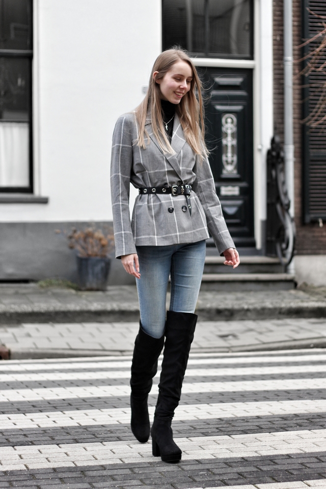 Outfit met geruite NAKD blazer met riem en zwarte Primark overknee boots hoge laarzen mode blogger streetstyle Zilver & Zoet ketting blauwe skinny jeans H&M