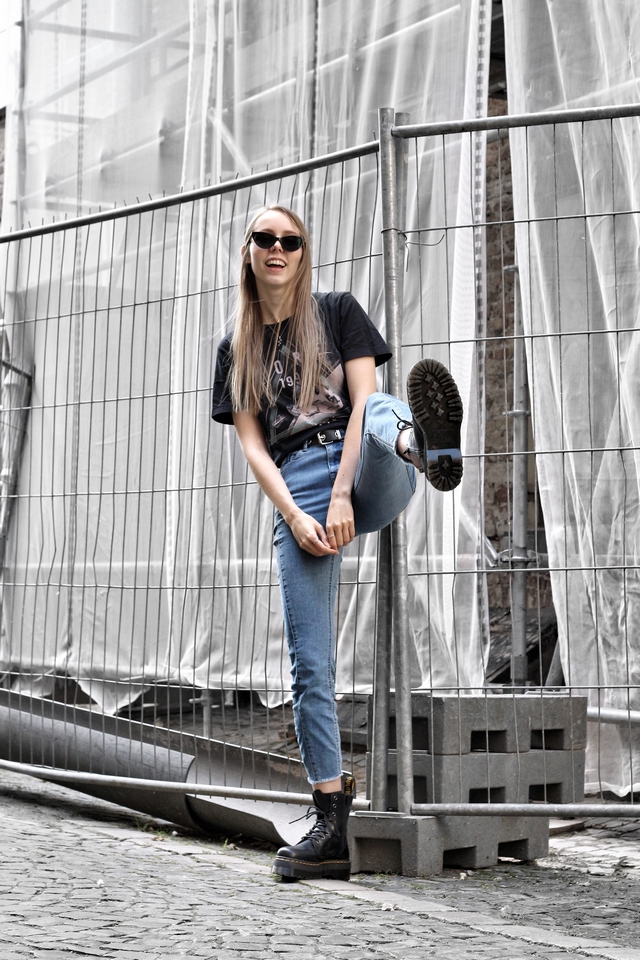 Blogger outfit met zwarte Jadon Dr. Martens laarzen van Footway en tweekleurige Didi spijkerbroek en zwarte oversized botfriend t-shirt street style