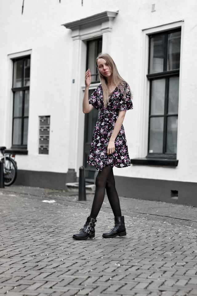 Outfit met bloemen jurkje van My Jewellery en Bullboxer biker boots mode blogger lente zomer inspiratie