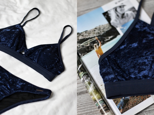Blauwe fluwelen velvet Bess bikini van Protest Sportswear flat lay mode blog zwemkleding