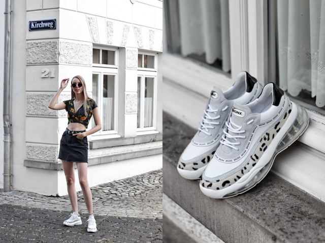 Outfit met zwarte spijkerrok en witte sneakers van Omoda Bronx Bubbly Dalmatian blogger zomer look schoenen air zool