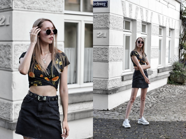 Outfit met zwarte spijkerrok en witte sneakers van Omoda Bronx Bubbly Dalmatian blogger zomer look schoenen air zool