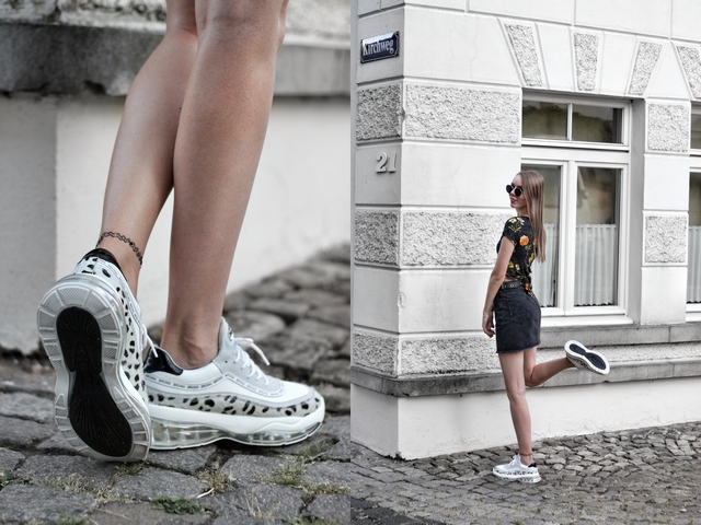 Outfit met zwarte spijkerrok en witte sneakers van Omoda Bronx Bubbly Dalmatian blogger zomer look schoenen air zool
