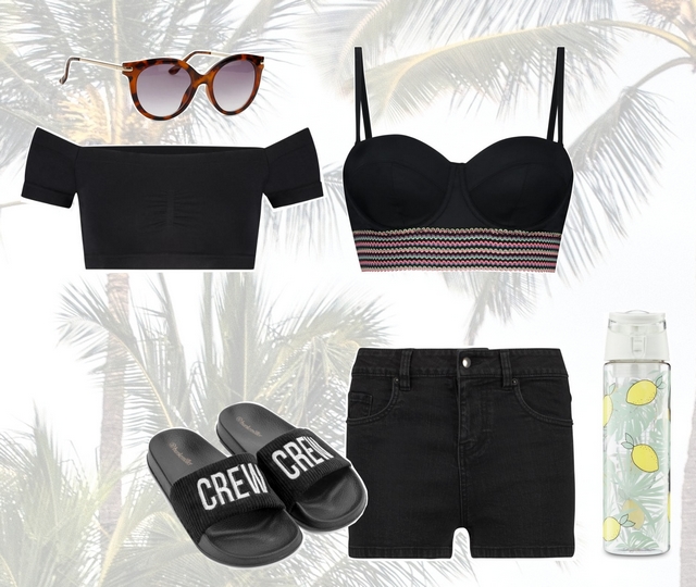 Zomer outfit met zwarte push up bikini spijkerbroekje en slippers all black look strand beach kleding inspiratie blog