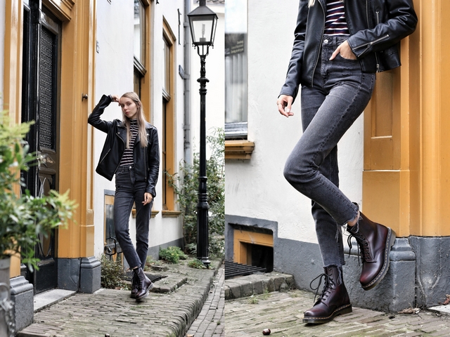 Herfst outfit 1460 vintage red Dr. Martens boots Omoda mode blogger zwart leren jasje bikerjack zwarte spijkerbroek mom jeans maalderink media fotografie