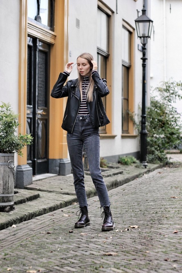 Herfst outfit 1460 vintage red Dr. Martens boots Omoda mode blogger zwart leren jasje bikerjack zwarte spijkerbroek mom jeans maalderink media fotografie