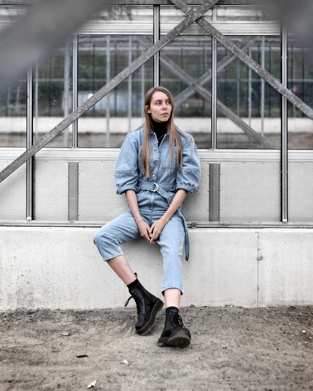 Outfit met NAKD denim jumpsuit spijkerpak coltrui en Jadon plateau boots van Dr. Martens Nederlandse mode blogger