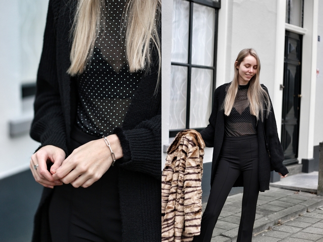 Outfit met tijgerprint jas van imitatiebont zwarte outfit en schakel armband My Jewellery Jadon Dr Martens boots doorschijnende mesh top mode blogger