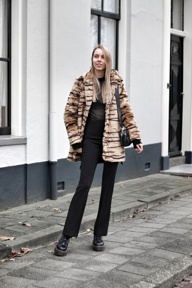 Outfit met tijgerprint jas van imitatiebont zwarte outfit en schakel armband My Jewellery Jadon Dr Martens boots doorschijnende mesh top mode blogger