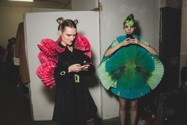 Backstage foto Chavez van den Born - AMFI Assemblage Collections show Iris Klaver 