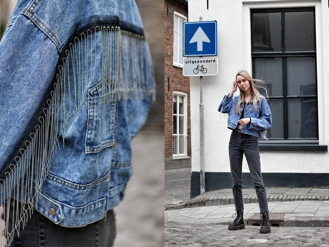 Outfit met fringe denim jacket en crop top vestje van Lily Lulu Fashion review blog outfit post spijkerjas franjes cowgirl dr martens jadon platform nederlandse mode blogger