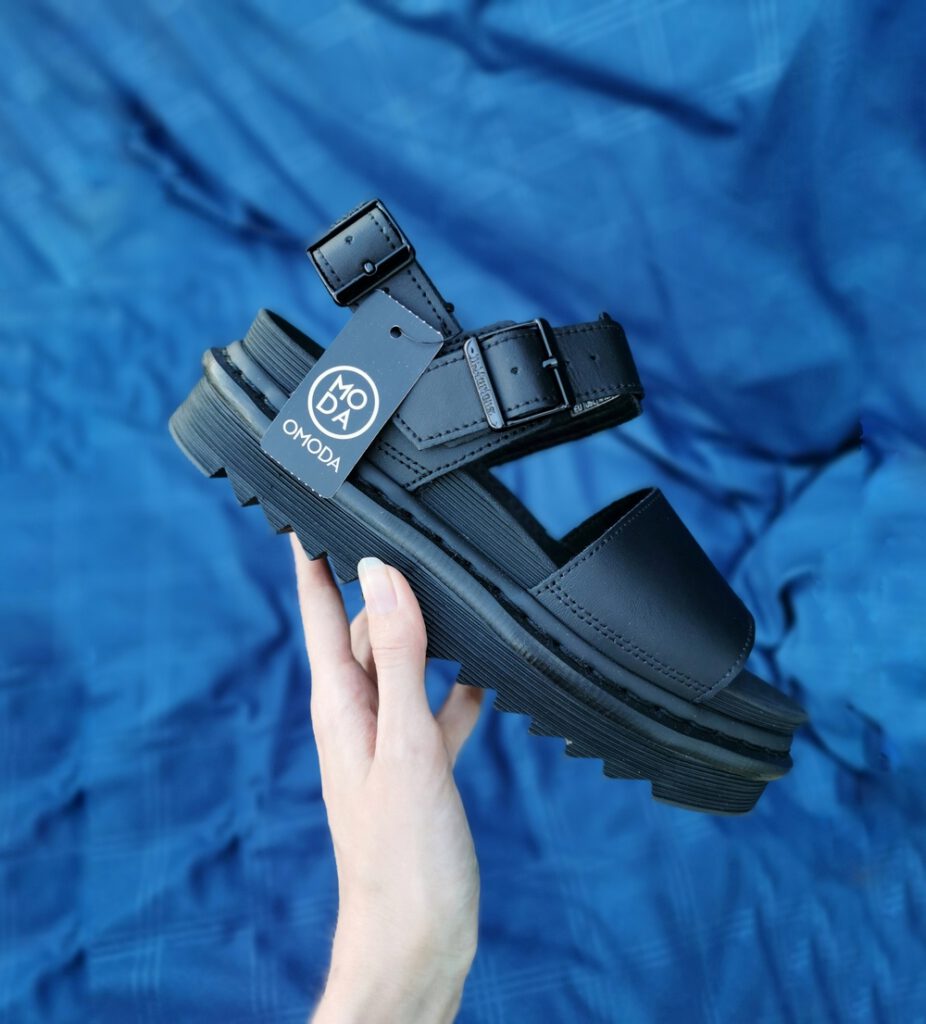 Dr. Martens sandalen Voss chunky sandals schoenentrend zomer 2020 plateauzool zomerschoenen sandaaltjes met dikke zool modeblog Omoda outfit inspiratie