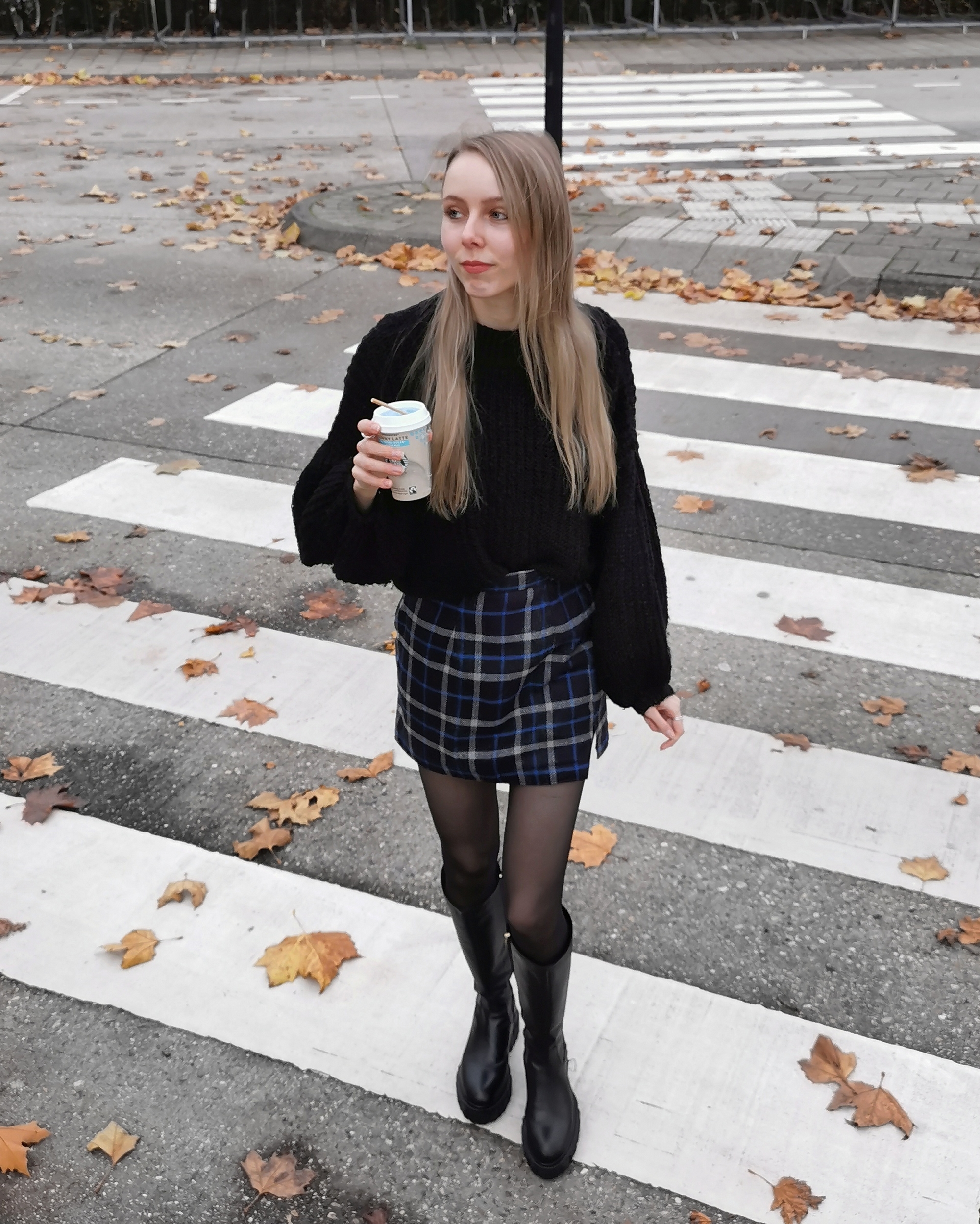 Make people stare mode blog hoge laarzen Omoda Notre-V lange laarzen knee high boots schoenentrends 2021 laarzentrend herfstlaarzen winterlaarzen kort geruit rokje herfstoutfit inspiratie nederlands mode blog druten