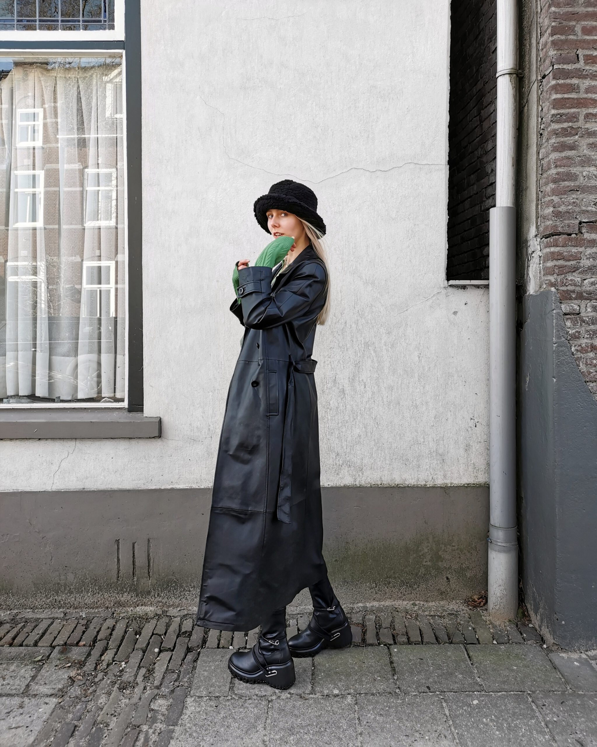 Omoda friends Bronx Curv-y strap boots stoere enkellaarsjes opvallende statement laarzen sleehak nederlandse mode blogger groene trui outfit inspiratie