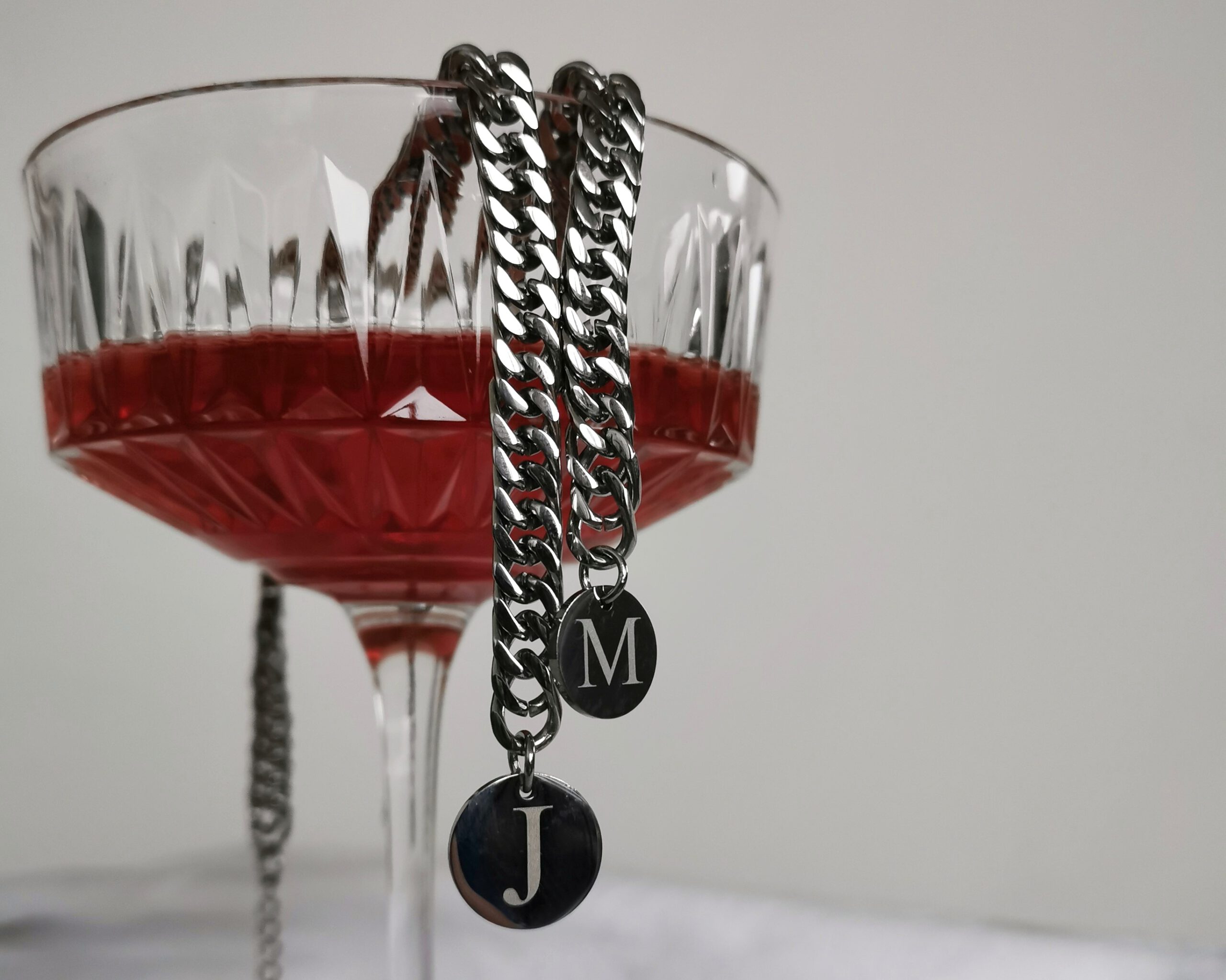 Finaste sieraden zilveren chain ketting coins graveren naamketting initialen gepersonaliseerde sieraden product fotografie cocktail kettingen ringen mode blog